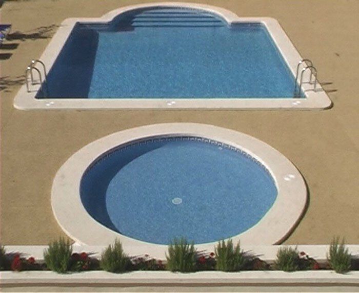 Piscina principal y piscina infantil integradas en un mismo diseño