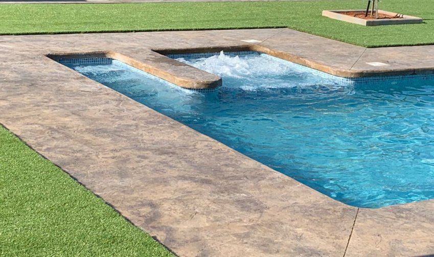 Piscina de diseño personalizado, con borde moderno y detalles funcionales